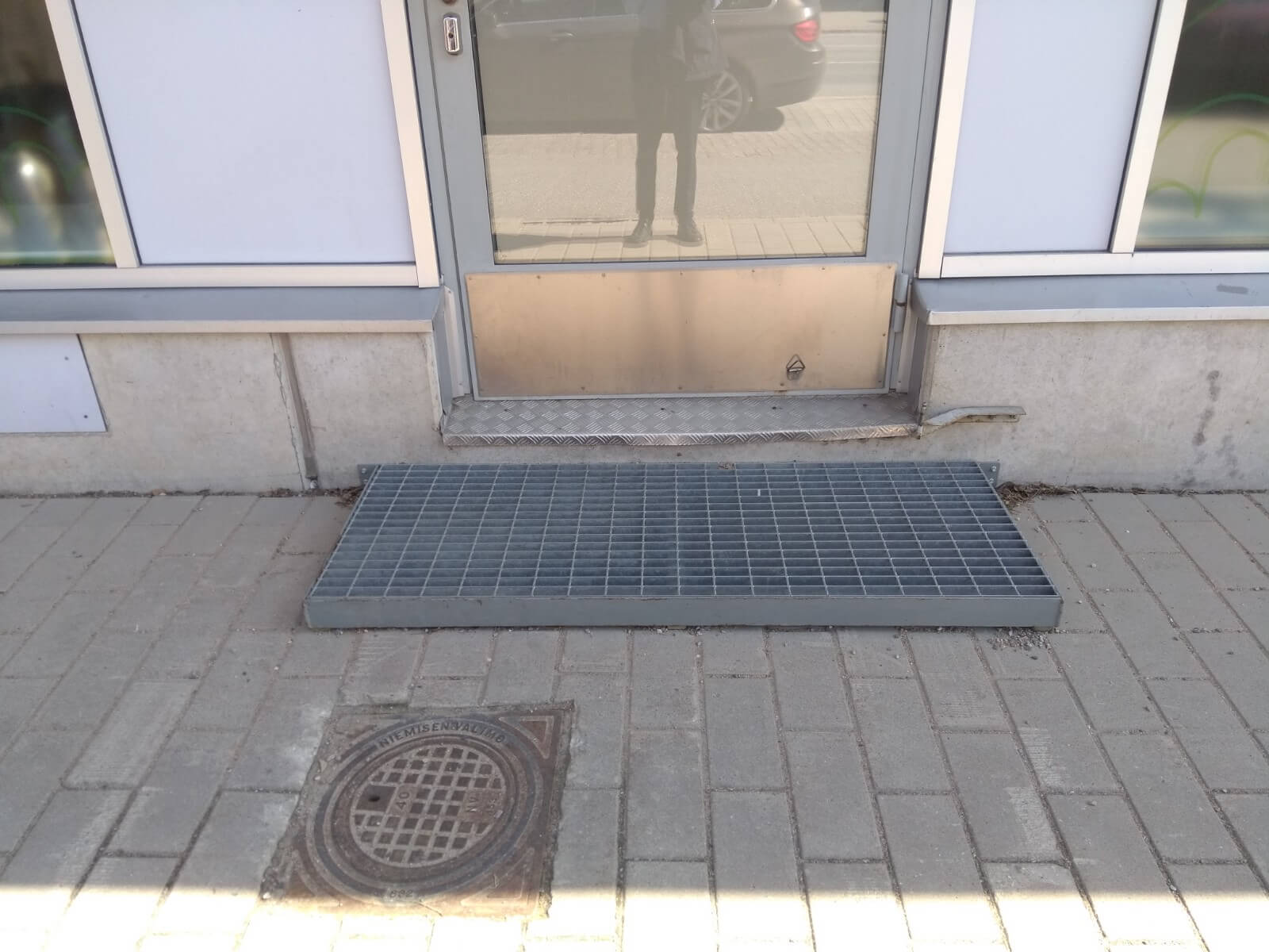 Este ja rampin puute liikekiinteistön ulko-ovella Rovakadulla.