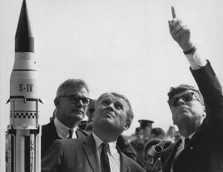 John F. Kennedy ja Saturn V -kantoraketin isä Wernher von Braun vuonna 1963