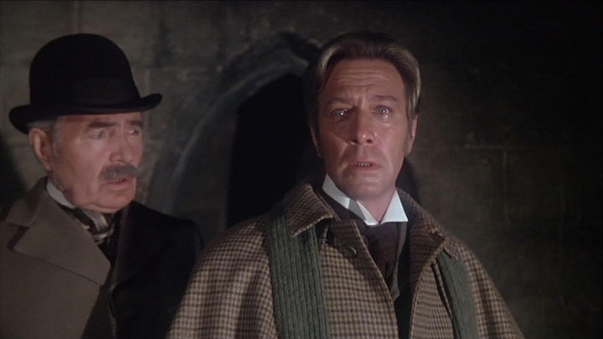 Tohtori Watson ja kyynelehtivä Sherlock Holmes.
