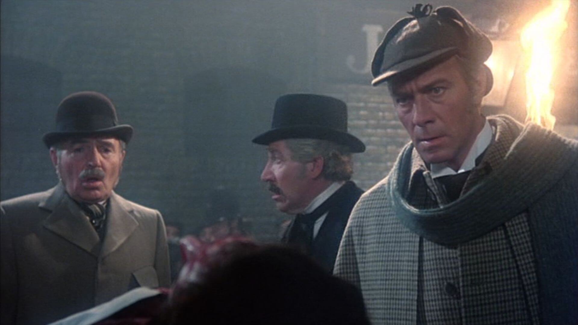 Tohtori Watson ja Sherlock Holmes tutkimusten äärellä.