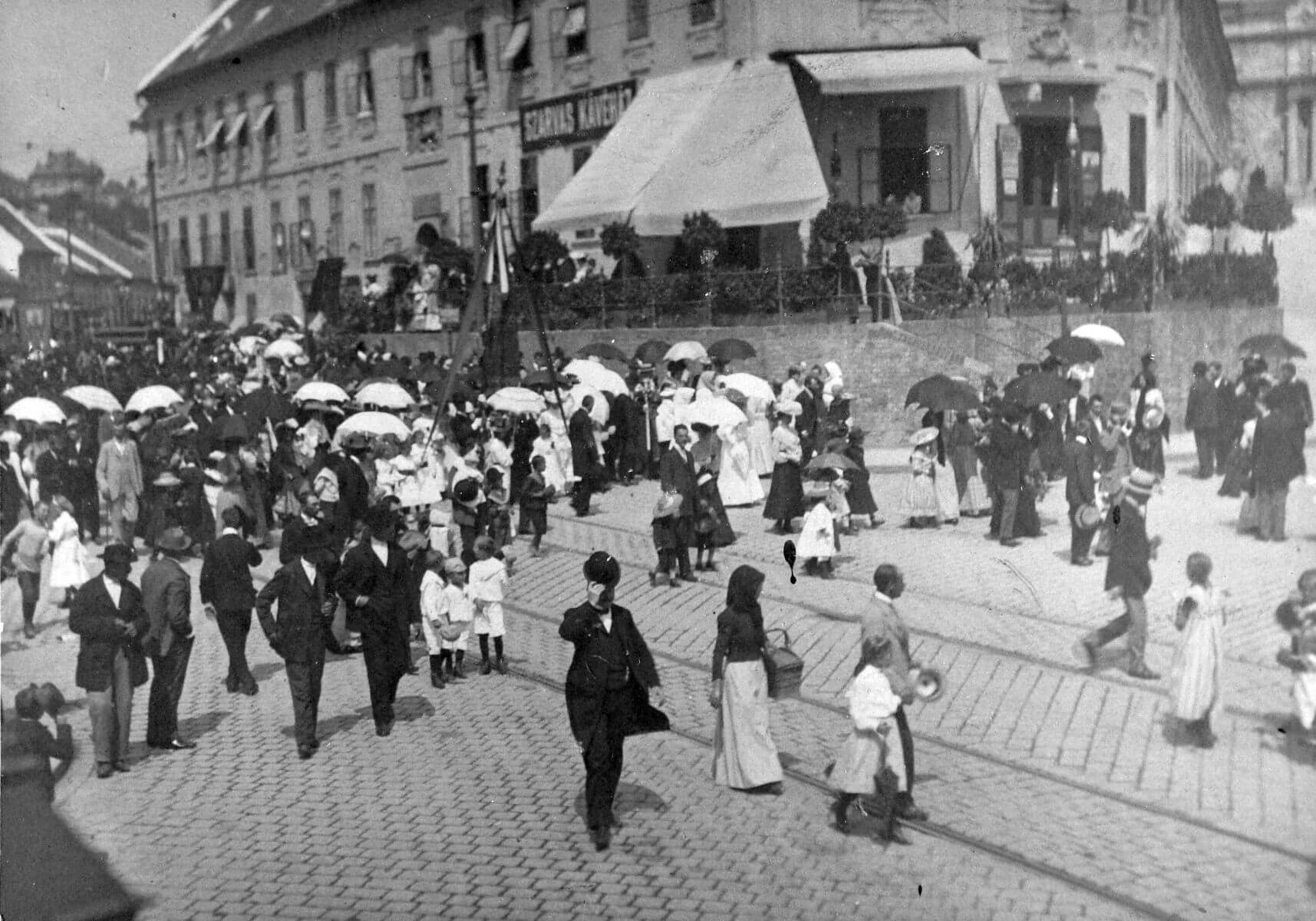 Elämää Szarvas térillä, lähellä vanhaa Tabán keskustaa. Taustalla nimen mukaisesti Szarvas-talo, joka on nähnyt Tabán elämää noin 1700-luvulta lähtien. Kuvaushetkellä vuonna 1912 talossa toimi kahvila, nykyisin ravintola. (Kuva: Fortepan / Saly Noémi)