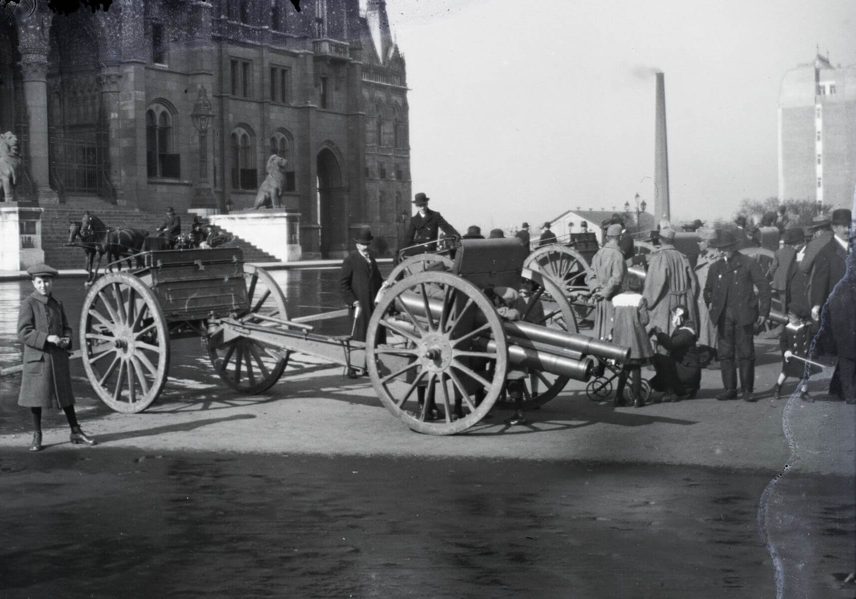 Vuonna 1914 esiteltiin parlamenttitalon edessä venäläisiltä sotasaaliinaa saatuja 16:ta tykkiä. Taustalla rakennus, jossa aikansa moderni lämmitysjärjestelmä lämmitti parlamenttia höyrykattiloilla. Lämmitysjärjestelmä toimii vielä tänäkin päivänä. (Kuva: Fortapan / Berecz)