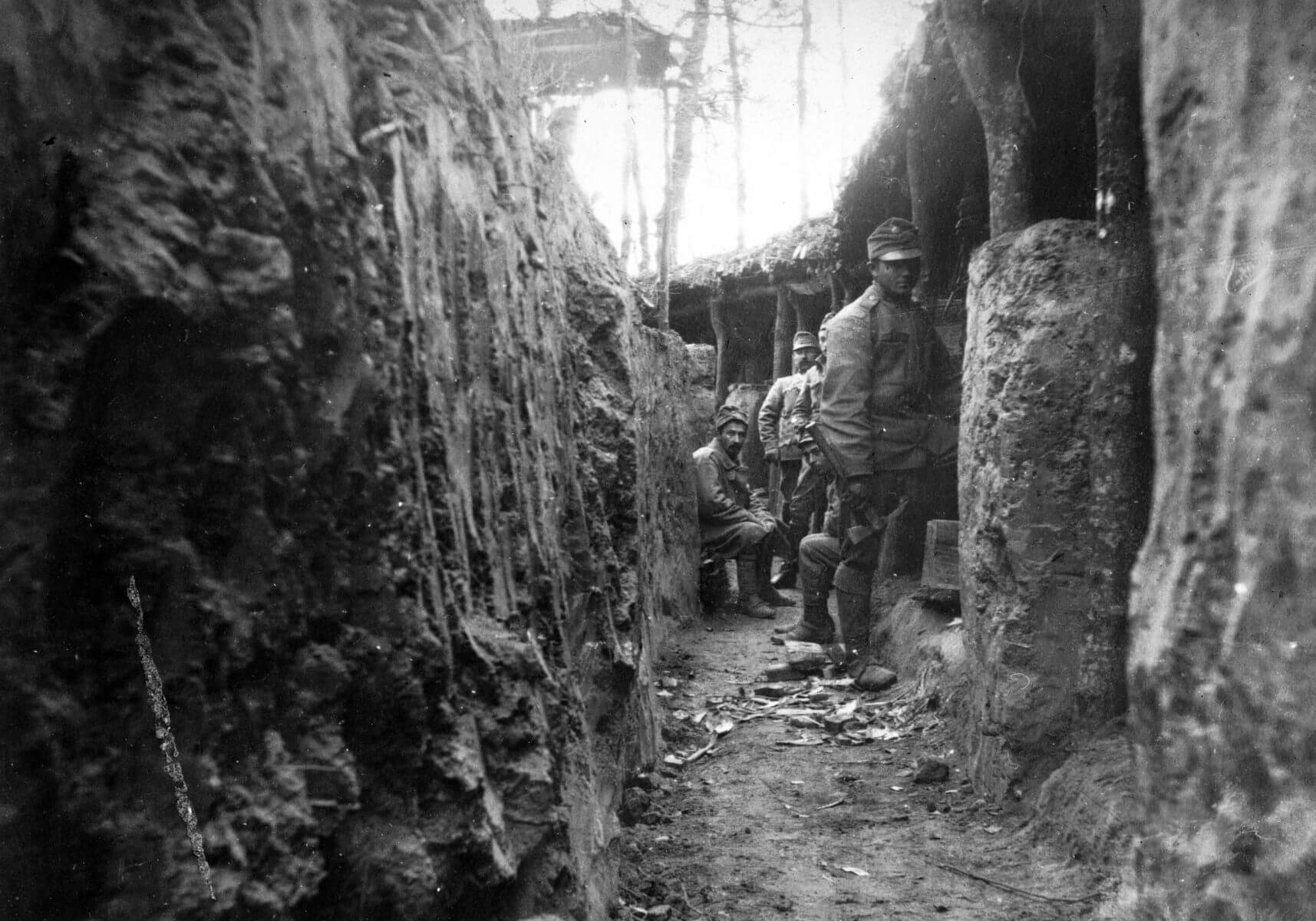 Elämää juoksuhaudassa vuonna 1915. (Kuva: Fortapan / Komlós Péter)
