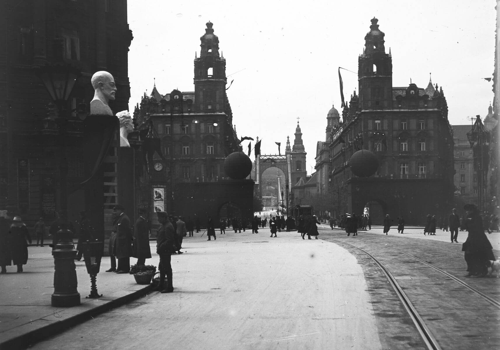 Leninin ja Karl Liebknechtin rintakuvat tervehtivät ohikulkijoita 1. toukokuuta 1919 Kígyó térillä (nyk. Ferenciek tere). Tynkä-Unkaria hallinnut Unkarin neuvostotasavalta oli pystössä vain 133 päivää. (Kuva: Fortapan / Schoch Frigyes)